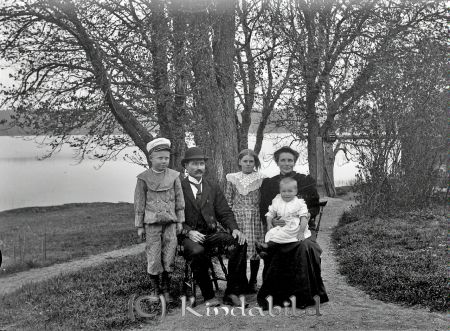 Gruppbild Familjeporträtt
godj
Gruppbild Familjeporträtt vid Spångsholm Västra Eneby
Nyckelord: Gruppbild Familjeporträtt