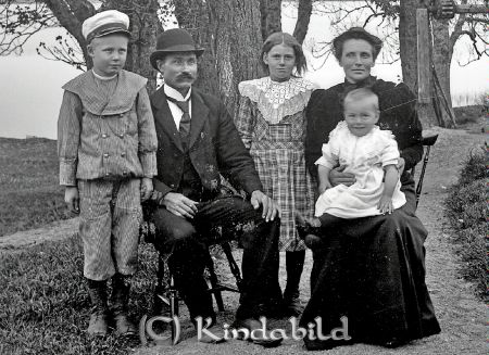 Gruppbild Familjeporträtt
godj
Gruppbild Familjeporträtt vid Spångsholm Västra Eneby
Nyckelord: Gruppbild Familjeporträtt