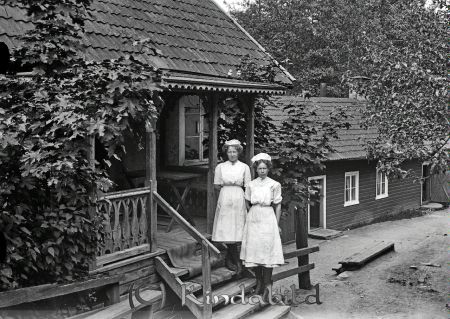 F Falk Mejeriet
godj
F Falk Mejeriet
Porträtt av två kvinnor på trappan till det gamla mejeriet vid Kisa kvarn nu rivet 
gepe
Revs på 1980-talet
Nyckelord: Falk Mejeriet