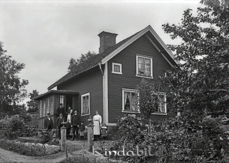 Bebyggelse Grupporträtt
 godj
Grupporträtt utanför bostadshuset
sex vuxna tre barn
Nyckelord: Bebyggelse Grupporträtt