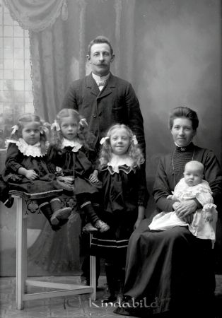 Axel Karlsson Ingshult Oppeby
godj
Axel Karlsson Ingshult Oppeby
Familjeporträtt fyra barn en man en kvinna

raja
Axel Karlsson född 1879 i Locknevi med hustru Augusta Nilsdotter född 1882 i Tjärstad.
Barn:
Astrid född 1905 i Tjärstad
Maria född 1907 i Oppeby
Rut född 1908 i Oppeby
Margit född 1911 i Oppeby
Familjen kom till Ingeshult 1905 från Tjärstad.
Källa: Kyrkoarkiv Oppeby 
Källa: Gerd Pettersson 

Nyckelord: Karlsson Ingshult