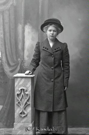 Edla Nilsson Bennemåla V Eneby
godj
Edla Nilsson Bennemåla V Eneby

raja
Edla Nilsson är dotter till Sofia och Emil Nilsson, Jonstorp, Bennemåla. Hon föddes 1894 06 02 som äldst av nio syskon. Hon gifte sig 1925 10 30 med Karl Vilhelm Lindahl. De fick tillsammans fyra barn: Lennart 1925, Nils 1927, Kristina 1932 samt Margareta 1937. Edla Lindahl avled i Motasla 1971 12 28. Källa: sune Holgersson (Kristina o Lars Lundin, Motala). 
Nyckelord: Nilsson Bennemåla