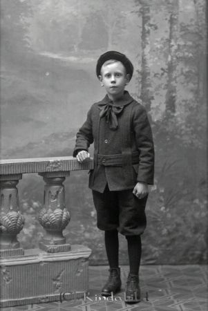 Bröthlin Kölefors
godj
Bröthlin Kölefors

raja
Ivar Bröthlin född 1903, son till Ernst Bröthlin och hans maka Fofia född Pettersson.
Familjen bodde i Kårtorp Kättilstad 1940 
Källa: Gerd Pettersson

Nyckelord: Bröthlin Kölefors