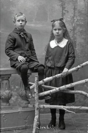 Bröhtlin Kölefors
godj
Bröhtlin Kölefors
Porträtt en pojke en flicka

raja
Ivar född 1903 och Elsa Bröthlin född 1902, barn till Ernst Bröthlin och Sofia född Pettersson.
 Elsa Bröhtlin gift med Fridolf Johansson, barn Inger och Britta.
 Ivar Bröthlin gift med Agda född Johansson i Vårdsnäs,
 Barn; Tore född 1925
 Birgit född 1926
 Sören född 1928
 Barbro född 1929
 Sigvard född 1930
 Torsten född 1933
 Familjen bodde i Kårtorp Kättilstad.
 Källa: Studiegruppen hembygdsgården och Folkräkning 1940 
Nyckelord: Bröhtlin Kölefors