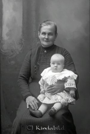 Gunhild Samuelsson Kisa
godj
Gunhild Samuelsson Kisa
Porträtt Kvinna med barn
Nyckelord: Gunhild Samuelsson