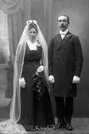 Carl Johansson Småbäck Opphem
godj
Carl Johansson Småbäck Opphem
Porträtt brudpar

raja
Bruden är Elin Margareta Larsson född 1875, hemmadotter från Djursdala församling.
Brudgummen Karl Gustaf Johansson född 1883 Opphems församling.
Källa: Vigselbok Tjärstad
De fick barnen;
Karl Gustaf Folke född 1912 i Tjärstad
Karl Tage Emanuel född 1913 i Tjärstad
Stig Ingvar Artur född 1915 i Tjärstad
Elin Margit Maria född 1917 i Tjärstad
Källa: Kyrkoarkiv Tjärstad 
Källa: Gerd Pettersson

raja
Margit var gift med min mammas bror Erik Valsten(hans mammas flicknamn).De fick fyra barn Per-Olof,Britt,Gösta och Lisbeth.Hon bodde sina sista år på Kindagård. Hon dog 2012. 
Källa: Birgitta Petersson


Nyckelord: Johansson Småbäck Bröllopsporträtt