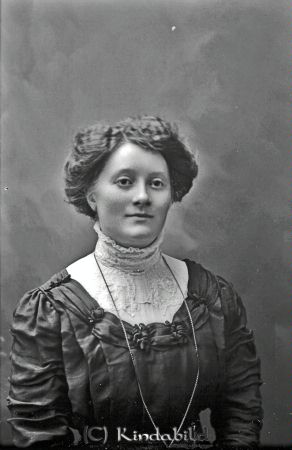 Elsa Birgersson Sundsnäs
godj
Elsa Birgersson Sundsnäs 

raja
Gift 1914 med August Maurits Nysten f 1893.
Barn: Karin gift med Gösta Andersson, Kisa.
Källa: Sv Gods och Gårdar 
Källa: Gerd Pettersson

raja
Se bild Petters. - ext - 0351az - HDx02.jpg
Min mormorsmor några år senare. 
Källa: Robert45

Nyckelord: Birgersson Sundsnäs