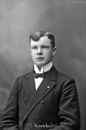 Ernst Nilsson Kisa
godj
Ernst Nilsson Kisa

raja
ERNST NILSSON VID 23 �?RS �?LDER 
Källa: NISSE

raja
Ernst, född 1889 i Boda Hägerstad, son till Per August och Augusta Nilsson 
Källa: Gerd Pettersson


Nyckelord: Ernst Nilsson