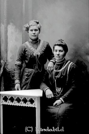 Anna Johansson Korpklef
godj
Anna Johansson Korpklef
Grupporträtt med två kvinnor

raja
Till höger är Anna Johansson gift med Herman Johansson och mor till John Hermansson. 
Källa: Gerd Pettersson


Nyckelord: Johansson Korpklef Korpklev