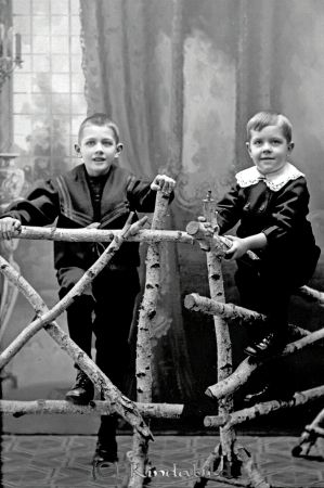 von Wachenfeldt Kisa
godj
von Wachenfeldt Kisa 
Grupporträtt med två barn

raja

Till höger Karl Fredrik Curt von Wachenfeldt född 1910.
Gift med Anne-Marie Wredberg. 
Källa: Gerd Pettersson

LaSa 20240106: Mathias v. Wachenfeldt betvivlar att det är pappa Curt.

Nyckelord: Wachenfeldt Kisa