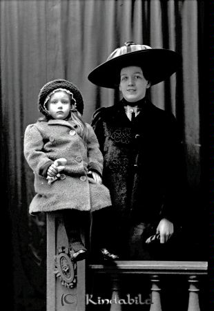 Olga Netzell Kisa
godj
Olga Netzell Kisa
Grupporträtt med en kvinna och ett barn

raja
Olga Netzell 22.1. 1890 död 21.4. 1967 
Pappa Gustaf Oskar Netzell . Lilla barnet skulle jag vilja veta vem det är. 
Källa: släkten
Nyckelord: Netzell Kisa
