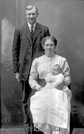 Danboms Kisa
godj
Familjeporträtt med en man, en kvinna och ett barn
Familjen Danbom
(Se bild 4890)
Ernest Danbom med hustrun Sigrid (född Brogren) och deras lille son Gilbert. 
Alla omkom vid Titanic-katastrofen
Det berättas att Danbom, vid avskedsfesten livfullt berättade om Amerika, om den båtfärd man skulle bege sig ut på och såväl fartygets som rederiets kapacitet och stabilitet. Titanic, som skulle ut på sin jungfrufärd, ansågs ha mycket hög standard även i tredje klass. Familjerna Andersson och Danbom var välbärgade, men det var ändå aldrig tal om att resa i annat än tredje klass. En enkel biljett från Göteborg via Southampton till New York kostade, enligt familjens kvarlämnade anteckningar, 181 kr per person. 
Färden från Lånebro gick med hästskjuts till Eksjö, varifrån man åkte tåg till Göteborg och därifrån vidare med båt till England. 

Källa:
Författare: Gun-Britt Monell
Vimmerby Tidning
http://www.vimmerbytidning.com

Ernst Gilbert Danbom, 34, was born in America on 26 October 1877, the son of Augusta Danbom. He had five siblings.
Nyckelord: Titanic Danboms Brogren Kisa