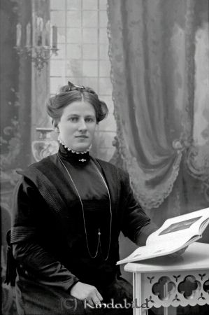 Betty Nilsson Konditoriet
godj
Betty Nilsson Konditoriet

raja
Bettys föräldrar hette CARL Leander och Anna Charlotta kallad LOTTEN. Hon hade två helsyskon Ingeborg och Badam samt två halvbröder Gustav och Rune. Betty var gift med Jonas Ringh. De fick tre barn John,Maja-Lisa gift Hesse samt Per-Arne. 
Källa: mayca

Nyckelord: Nilsson Konditoriet