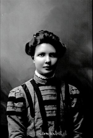 Tekla Ragnar Skankebo V Eneby
godj
Tekla Ragnar Skankebo V Eneby

raja
Tekla Karolina Ragnar född 1893 i Hägerstad dotter till arrendatorn i Skankebo Anders Johan Ragnar och Karolina Albertina Storm.
Källa: SVAR 
Källa: Gerd Pettersson 

Nyckelord: Ragnar Skankebo