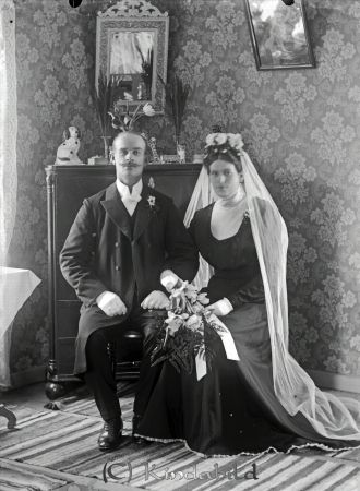 Oskar Andersson, Hitthem
godj
Beställningstext: Oskar Andersson, Hitthem 
Brudpar

raja
Lantbrukare Karl Oskar Andersson från Fagerhult född 1880 och Agnes Ingegärd Johansson född 1883 från Hitthem vigda den 9 mars 1912.
Agnes var dotter till Nils Oskar Johansson och Stina Matilda Samuelsdotter från Fagerhult.
Källa: SVAR 
Källa: Gerd Pettersson

Nyckelord: Andersson Hitthem