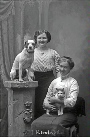Alfhild Nilsson Kisa
godj
Alfhild Nilsson Kisa
Grupporträtt met två kvinnor en hund en katt

raja
Damen som sitter är förmodligen Alfhild Nilsson. Hon föddes 1874 i Kisa och dog 1940 i Säby. Hon var ogift.
 Källa: Sv dödbok 
Källa: Gerd Pettersson
Nyckelord: Alfhild Nilsson Djur Hund Katt