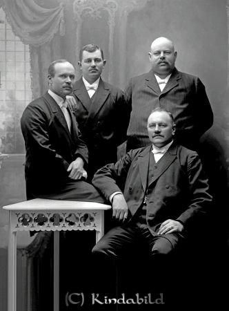 Salomonsson Kisa
godj
Salomonsson Kisa
Grupporträtt med fyra män

raja
Bakre raden till höger Konrad Salomonsson född 1873 i Tidersrum 
Källa: Gerd Pettersson

Nyckelord: Salomonsson Kisa