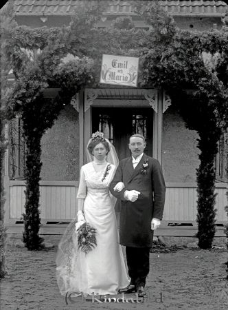 Emil Andersson Aggebo Österbymo
godj
Emil & Maria Andersson
Brudpar under äreportal
Nyckelord: Andersson Aggebo Bröllopsporträtt