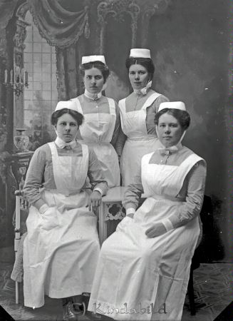 Fyra sjuksköterskor
godj
Grupporträtt med fyra sjuksköterskor
Nyckelord: Sjukvårdspersonal