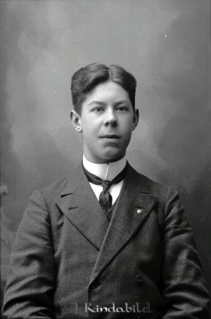 Bror Holmström Kisa
godj
Bror Holmström Kisa

raja
Bror Emil Engelbrekt Holmström född 1894 i Norra Vi, son till stenarbetaren August Holmström.
Han förblev ogift och dog 1975 i Jönköping.
Källa: SVAR Folkräkning 1910 och Sveriges dödbok. 
Källa: Gerd Pettersson 

Nyckelord: Holmström Kisa