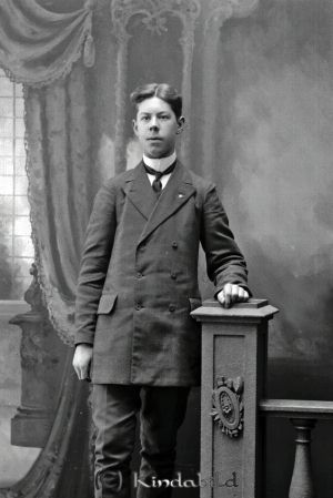Bror Holmström Kisa
godj
Bror Holmström Kisa
gepe
Bror Emil Engelbrekt Holmström född 1894 i Norra Vi.
Han var son till stenarbetaren August Holmström, Ekstugan Kisa municipalsamhälle.
Syskon:
Karl August Konrad född 1893 i Norra Vi
Simon George född 1895             "
John Gillis född 1898                   "
Astrid Turida född 1899               "   
Karin Elisabet född 1903 i Kisa
Nils Erik Yngve född 1907     "
Sven Olof Torvald född 1909 Kisa
Källa: SVAR Folkräkning 1910

Bror började sin bana på AG Andersson Bokhandel i Kisa. Blev sedan bokhandlare i Jönköping,
Källa: Henry Ragnar (systerson)
Nyckelord: Holmström Kisa