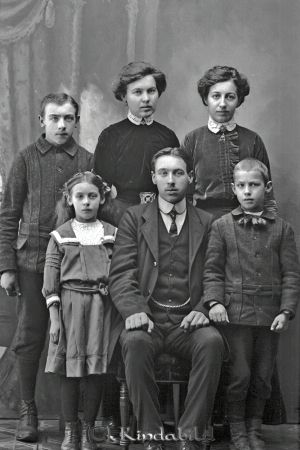  Nysten Kisa
godj
familjen Nysten
Anna Nysten Gustavsson var född i Hag, Västra Eneby sn den 22 januari 1890
Familjeporträtt med sex personer
Anna Nysten was the soul surviver of 11 people from Kisa Sweden 

raja
övre rad från v. Helge, ELsa, Anna, nedr rad från v. Agda, Martin, Gunnar 
Källa: L-O Nysten 
Nyckelord: Titanic Nysten Hag kisa