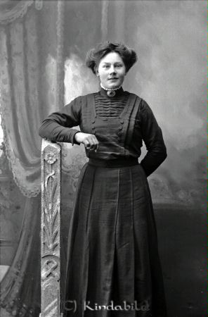 Hilma Rosengren Väsby Oppeby
godj
Hilma Rosengren Väsby Oppeby

raja
Hilma Charlotta Ottilia Rosengren född 1894 i Vimmerby, piga hos komminister Gusaf Oskar Lundborg, Oppeby.
Källa: SVAR Folkräkning 1910. 
Källa: Gerd Pettersson 

Nyckelord: Rosengren Väsby