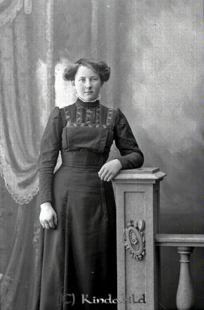 Signe Johansson Salfvarp Tidersrum
godj
Signe Johansson Salfvarp Tidersrum

raja
Signe Gunhild Johansson född 1895 i Södra Vi, dotter till Johan August Persson född 1869 i Västra Harg och Sofia Matilda Hedström född 1871 i Södra Vi.
Familjen flyttade till Horn 1914.
Källa: Kyrkoarkiv Tidersrum 
Källa: Gerd Pettersson

Nyckelord: Johansson Salfvarp