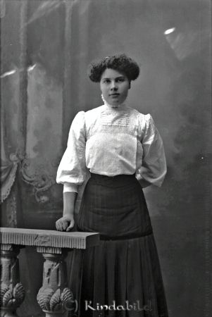 Edith Johansson Kulltorp Verfveln
godj
Edith Johansson Kulltorp Verfveln

raja
Edit Johansson född 1895 i Tidersrum, dotter till byggmästare Johan Fredrik Johansson född 1866 i Kisa och Anna Sofia Svensdotter född 1867 i Tidersrum.
Hon gifte sig 1917 med polisöverkonstapel Nils Strandqvist och de bosatte sig i Stockholm.
Källa: Folkräkning 1900 och 1950 
Källa: Gerd Pettersson

Nyckelord: Johansson Kulltorp