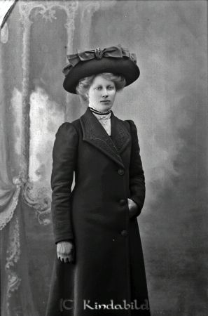 Hilma Rundbom Kisa
godj
Hilma Rundbom Kisa

raja
Hilma Sofia Rundbom född 1888 i Kisa dotter till Anders Gustaf Rundbom och Katarina Sofia Andersdotter Bodås Kisa.
Källa: SVAR Folkräkning 1910. 
Källa: Gerd Pettersson 

Nyckelord: Hilma Rundbom