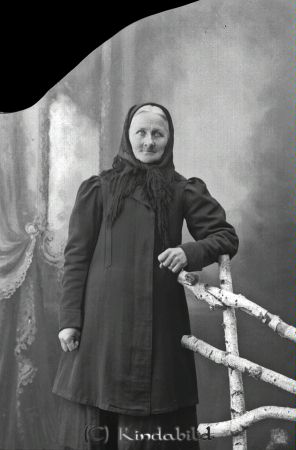 Fru Melkersson Lyggestorp
godj
Fru Melkersson Lyggestorp

raja
Anna Charlotta Karlsdotter född 1856 i Västra Eneby, gift med Gustaf Abel Melkersson född 1856 i Kisa, död 1905. Anna Charlotta utvandrat 1912-09-06 till Amerika tillsammans med barnen.
Källa: Kyrkoarkiv Västra Eneby. 
Källa: Gerd Pettersson 

Nyckelord: Melkersson Lyggestorp
