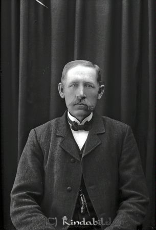 Alfred Svensson Skälhamra Hägerstad
godj
Alfred Svensson Skälhamra Hägerstad

raja
Gustaf Alfred Edvin Svensson född 1891 i Hägerstad, son till hemmansägare Sven Alfred Svensson född 1863 i Oppeby.
Syskon till Gustaf:
Anna Kristina Altéa född 1892 i Hägerstad
Sven Johan Einar född 1896 i Hägerstad
Agnes Olivia Maria född 1900 i Hägerstad.
Modern dog 1910.
1950 bodde alla barnen utom Agnes kvar i Skälhamra.
Källa: Kyrkoarkiv Hägerstad och Folkräkning 1950 
Källa: Gerd Pettersson

Nyckelord: Svensson Skälhamra