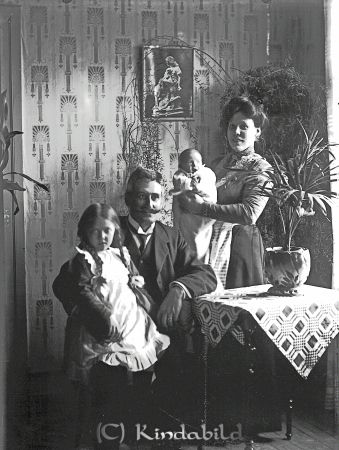 Anton Richardsson Åsvittinge Stenevad
godj
Anton Richardsson Åsvittinge Stenevad
Familjeporträtt med en man, en kvinna och två barn
Nyckelord: Richardsson Åsvittinge