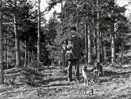Carl Schenholm ?by
godj
Carl Schenholm ?by 
Porträtt av man i skog med två hundar
Nyckelord: Schenholm ?by