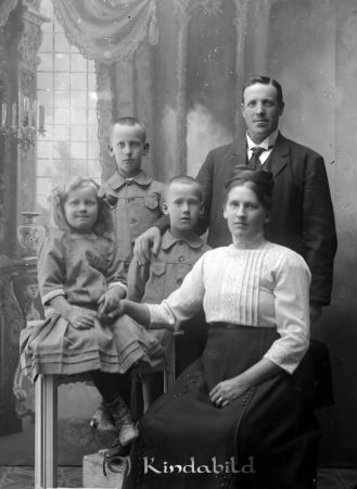 A G Wadell Kisa
godj
A G Wadell Kisa
Familjeporträtt med en man, en kvinna och tre barn

raja
Anders Gustav Wadell född 1874 med hustru Maria Josefina Andersson född 1882.
Barn: Gustaf Gunnar född 1901, Anders Paul född 1903
Ingrid Maria född 1908.
Wadell var bagare och familjen bodde vid Kisa Garveri.
Källa: Svar,Svensk arkivinformation. 
Källa: Gerd Pettersson 

Nyckelord: Wadell Kisa