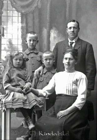 A G Wadell Kisa
godj
A G Wadell Kisa
Familjeporträtt med en man, en kvinna och tre barn

raja
Anders Gustaf Vadell född 1874 i Västra Eneby
 hustru Maria Josefina Andersson född 1882 i Kisa.
 Barnen:
 Gustaf Gunnar född 1901 i Kisa
 Anders Paul född 1903 i Kisa
 Ingrid Maria född 1908 i Kisa
 1910 bodde i Kisa Garveri och mannen arbetade som bagare
 Källa: Svar Folkräkning 1910
 1930 bodde familjen i Djurö kvarn Dagsberg. Sönerna var utflyttade.
 Källa: Svar Folkräkning 1930 
Källa: Gerd Pettersson
Nyckelord: A G Wadell Kisa