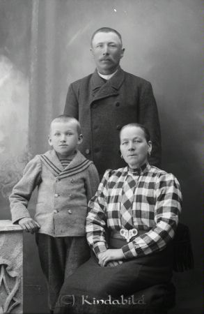 A. G. Gustafsson, Löfudden, Oppeby
godj
Beställningstext: A. G. Gustafsson, Lövudden, Oppeby Löfudden
Familjeporträtt med en man, en kvinna och ett barn
Nyckelord: Gustavsson Löfudden