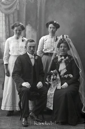 Karl Bodin Gullringen
godj
Karl Bodin Gullringen
Brudpar och två brudtärnor

raja
Sågverksarbetaren från Gullringen Karl Anton Bodin född 1882 i Hycklinge och pigan Helga Maria Ljungblad från Gullringen.
Vigda i Södra Vi 15 maj 1912.
Brudgummen var son till Karl August Bodin och Anna Lovisa Olofsdotter i Talsebo.
Källa: Svar 
Källa: Gerd Pettersson

Nyckelord: Bodin Gullringen