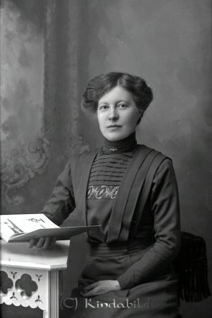 Signe Eklund Kisa
godj
Signe Eklund Kisa

raja
Signe var syster till skräddare Rudolf Eklund. Hon föddes 1881 i Västra Eneby och dog 1970 i Kisa.
Källa: Sv Dödbok 
Källa: Gerd Pettersson 

Nyckelord: Eklund Kisa