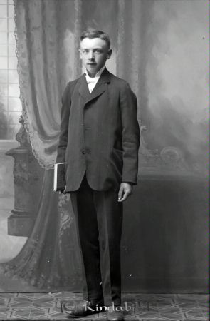 Helge Nysten Kisa
godj
Helge Nysten Kisa

raja
Anders Helge Nysten född 1897, ogift, död 1968 i Kvarnstugan Föllingsö. Han var bror till Anna Nysten som överlevde Titanicolyckan. 
Källa: Gerd Pettersson

Nyckelord: Nysten Kisa