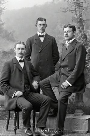 Gillis Latsson Kisa
godj
Gillis Latsson Kisa
Grupporträtt med tre män

raja
Från vänster Efraim Larsson, Gillis Larsson och Otto Johansson. Efraim och Gillis var bröder, Gillis pappa till "Giggi" Larsson och Karl-Einar Larsson. Gillis hade åkeri. Karl-Einar drev "Karl-Einars kiosk". 
Källa: rosersberg 2009

Nyckelord: Gillis Latsson