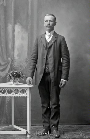 Axel Gustafsson Jonsbo Horn
godj
Axel Gustafsson Jonsbo Horn

raja
Axel Gustafsson, Jonsbo Horn född 1882 10 20 
Axel blev sjuk i påssjuka vid 1 1/2 års ålder oc därefter döv.
Gick skola för döva på Manilla. Blev en nycket duktig slöjdare.
Källa: Sune Holgersson (Evert Gustafsson, Jonsbo Horn). 
Nyckelord: Gustafsson Jonsbo