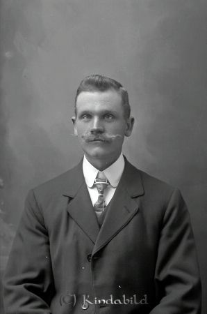 Abel Svensson Norget Horn
godj
Abel Svensson Norget Horn

raja
Byggnadssnickare Abel Sigfrid Svensson född 1882 i Horn.
Han gifte sig med Helga Andersson född 1890 i Horn
Barn:
Agnes Margit Desideria född 1915
Stig Sigfrid Roland född 1916
Dagny Helga Charlotta född 1919
Dagny Helga Charlotta 1919
Sigvard född 1927
Sigvard körde mjölkbil. 
Helga skötte telefonväxeln i Brofall där familjen bodde.
Källa: Studiegruppen hembygdsgården och Folkräkning 1940 

Nyckelord: Svensson Norget