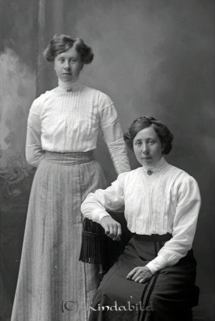 Signe och Gerda Vist Norra Vi
godj
Signe och Gerda Vist Norra Vi
Grupporträtt med två kvinnor
Nyckelord: Signe Gerda Vist
