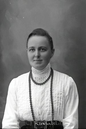 Fr. Hasselrot Kisa
godj
Fr. Hasselrot Kisa
Hedvig Hasselroth var först småskollärarinna i Pålhult. Startade tillsammans med Tant Linda Leonhilda Andersson och fru Dahlberg ett hem i Petersborg för efterblivna barn.
Nyckelord: Hasselrot Kisa