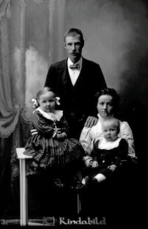Frans Johansson Skogsbohylta
godj
Frans Johansson  Skogbohylta
Familjeporträtt med en man en kvinna och två barn

raja
Frans Johansson född 1882 i Tidersrum med hustru Matilda Modig född 1887 i Tidersrum. Den äldsta av barnen är Astrid Maria född 1910 i Tidersrum.
Källa: Folkräkning 1910 
Källa: Gerd Pettersson 

Nyckelord: Frans Johansson