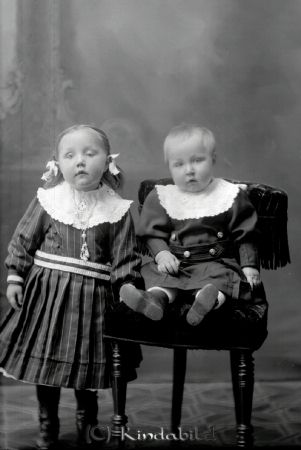 Frans Johansson Skoby Hylta
godj
Frans Johansson Skoby Hylta      Skobohylta
Grupporträtt med två barn

raja
Till vänster Astrid Maria född 1910 i Tidersrum, dotter till Frans Johansson och Matilda Modig, Skogsbohylta.
Källa: Folkräkning 1910. 
Källa: Gerd Pettersson 

Nyckelord: Frans Johansson