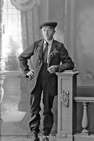 Verner Kastman Falkemåla
godj
Verner Kastman Falkemåla

raja
Karl Gustaf Werner Kastman född 1887 i Dalhem, son till Per August Kastman född 1857 i Dalhem och Klara Matilda Larsdotter född 1864. 
Källa: Gerd Pettersson 

Nyckelord: Kastman Falkemåla