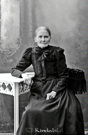 Nilsson Kvarnstugan Verfveln
godj
Nilsson Kvarnstugan Verfveln

raja
Min pappas, Natanael Nilsson, mormor, Augusta Jakobsdotter, gift Rosberg. 1 maj 1836 - 2 nov 1912.
Hon hade svår ledgångsreumatism. 
Källa: Christina Rofors
Nyckelord: Nilsson Kvarnstugan