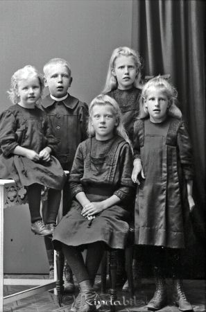 Hilda Andersson Knäck V Eneby
godj
Hilda Andersson Knäck V Eneby
Grupporträtt med fem barn

raja
Barn till Karl och Hilda Andersson: Ingeborg, Edla, John, Ingrid och Anna.
Källa: Sv gods och gårdar. 
Källa: Gerd Pettersson

Nyckelord: Andersson Knäck